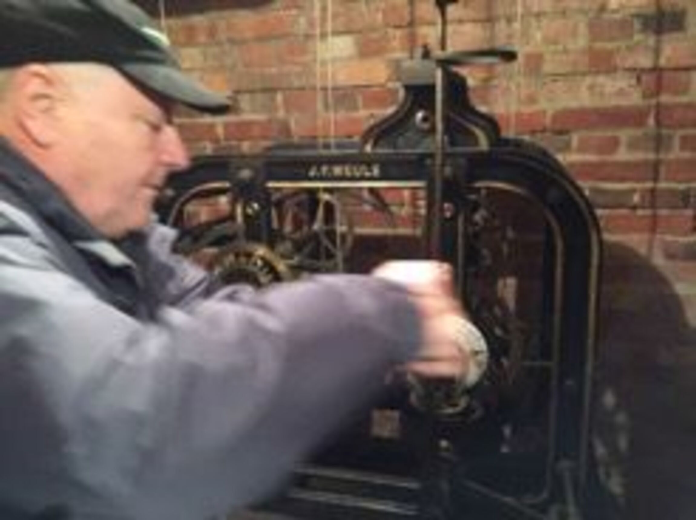 Siegfried Kassel zieht die Uhr auf