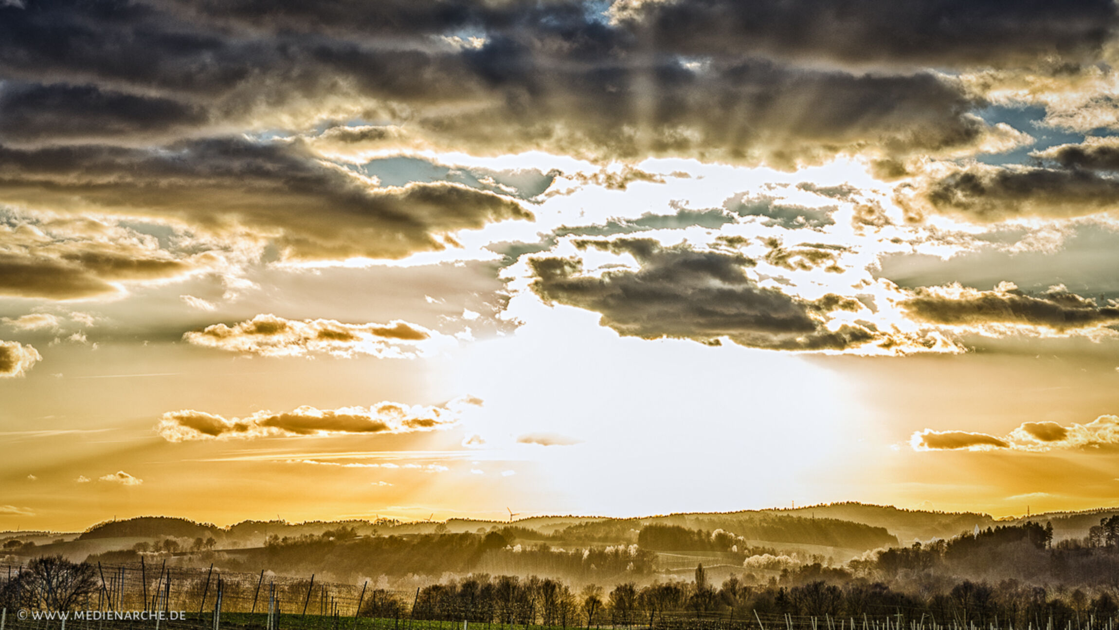 Sonne bricht durch die Wolken