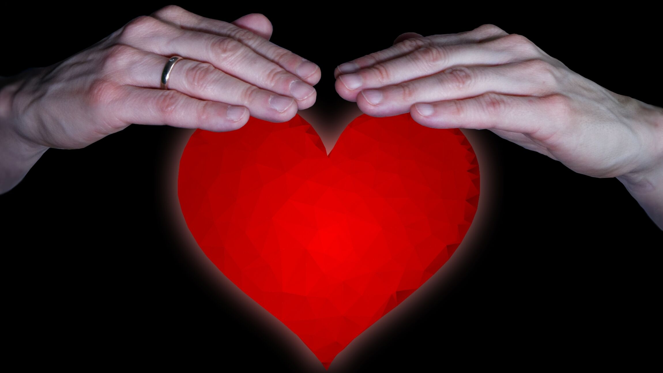 Segnende Hände über einem Herzen
