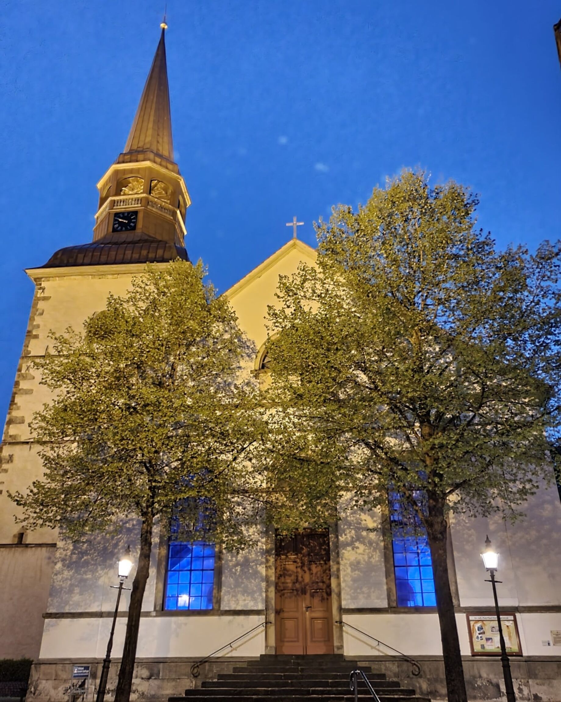 Südportal - Blau beleuchtet