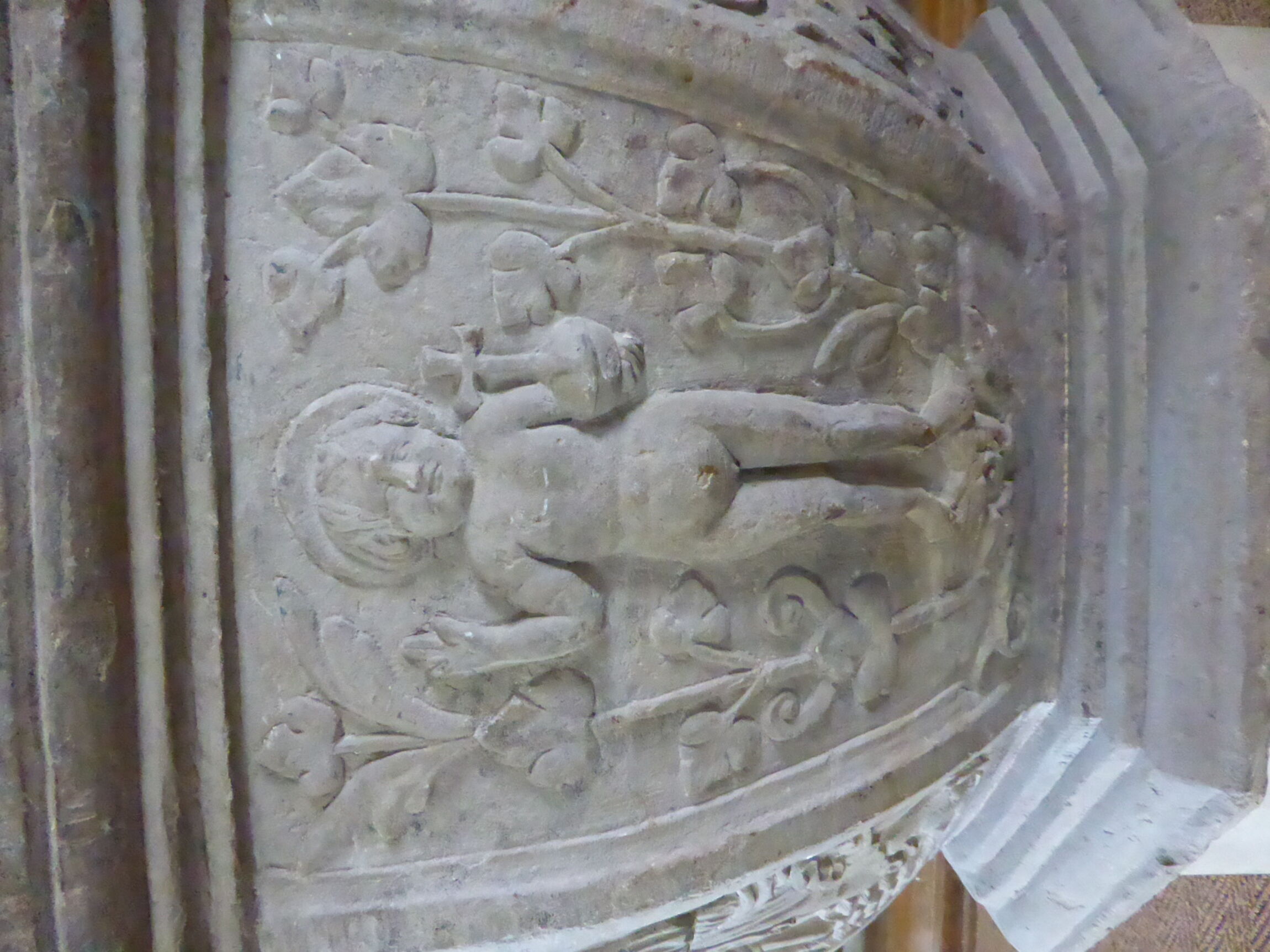 Taufstein | Segnendes Jesuskind mit Weltkugel zwischen Blattstauden