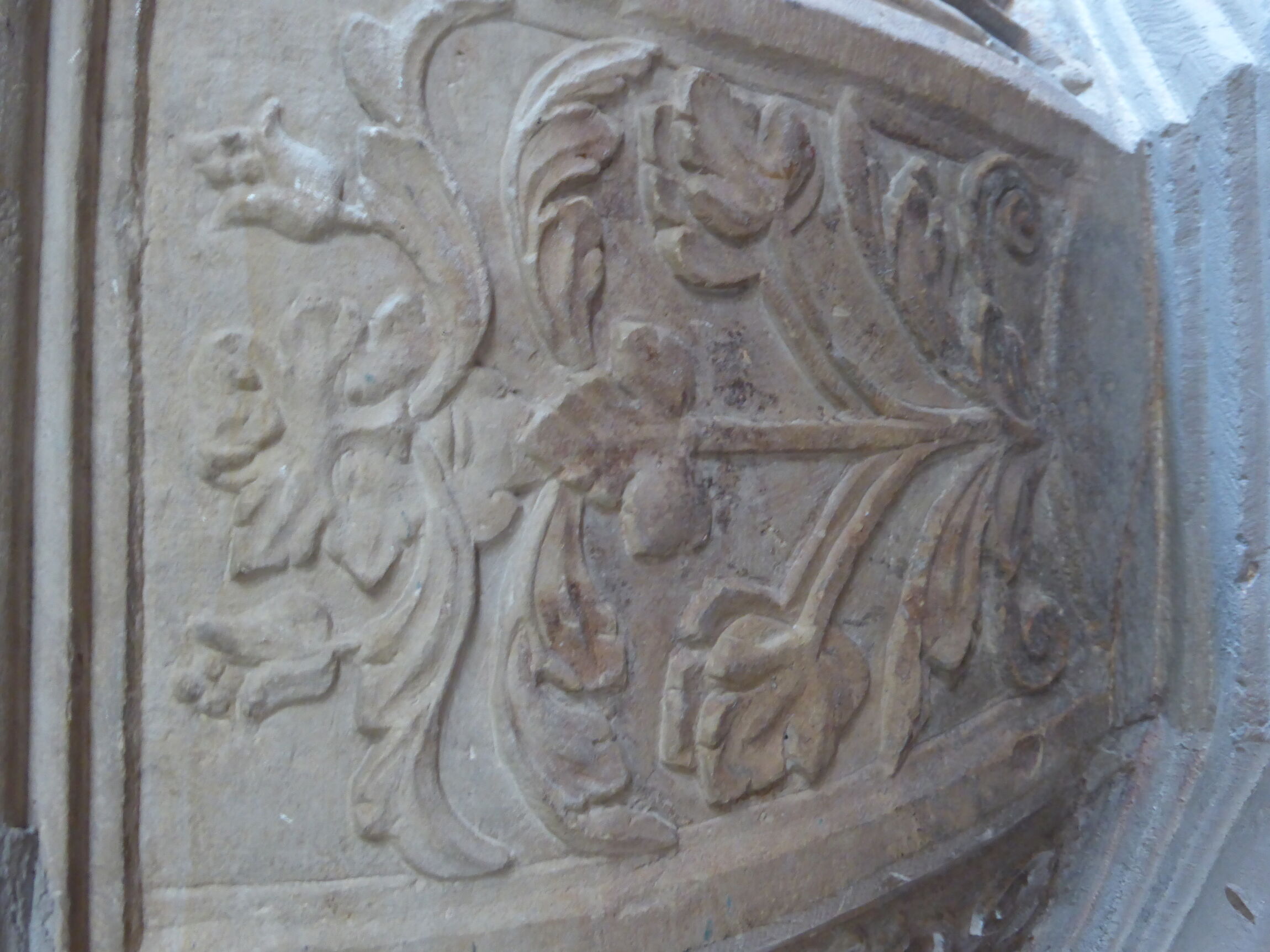 Taufstein | Groteske