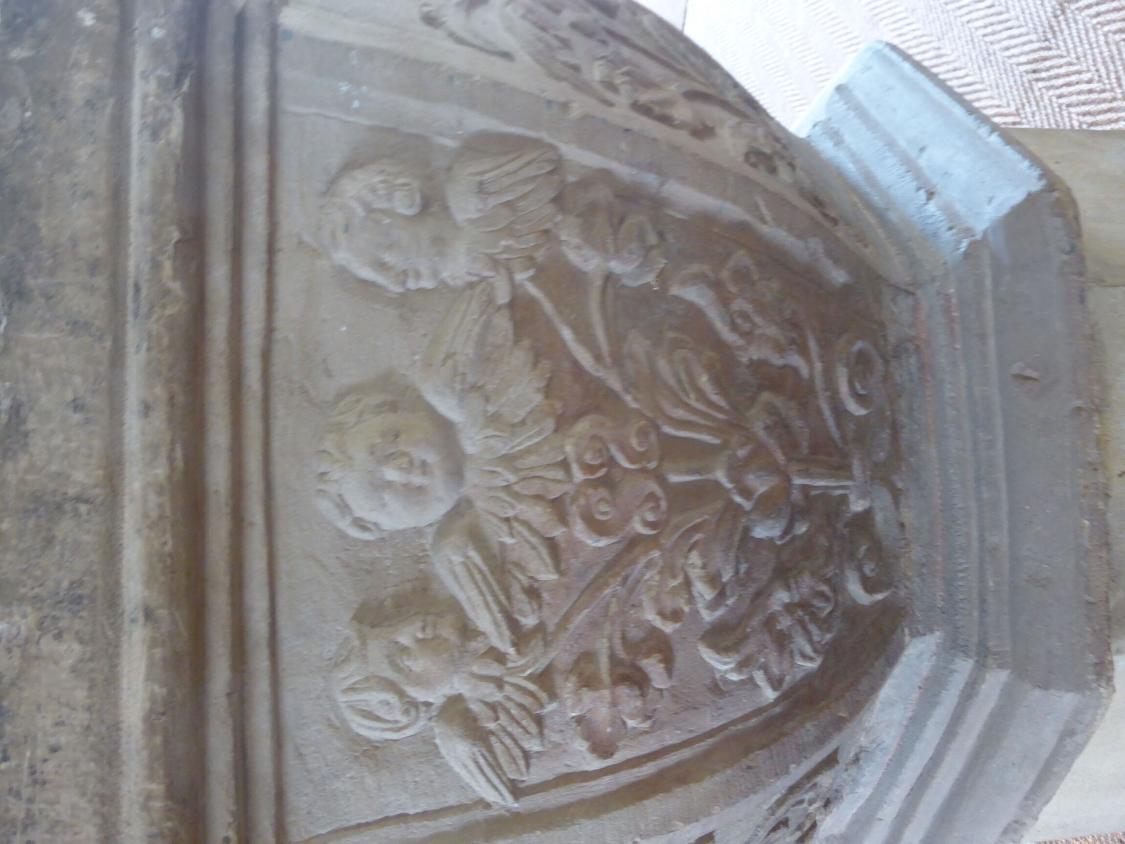 Taufstein | Drei Putten