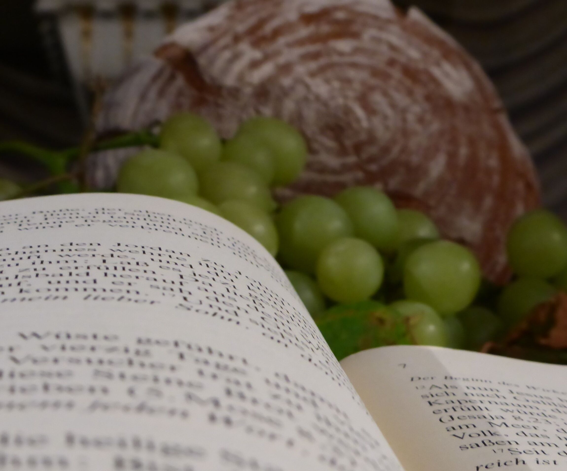 Brot und Trauben auf dem Altar