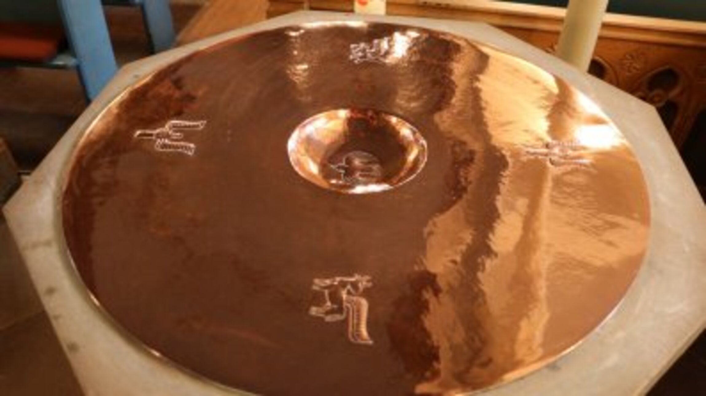 Taufschale auf dem Taufbecken