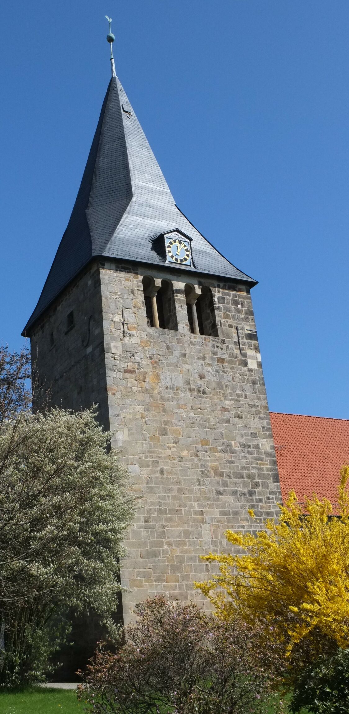 Turm der Johanneskirche Völksen; Foto: RSurendorff