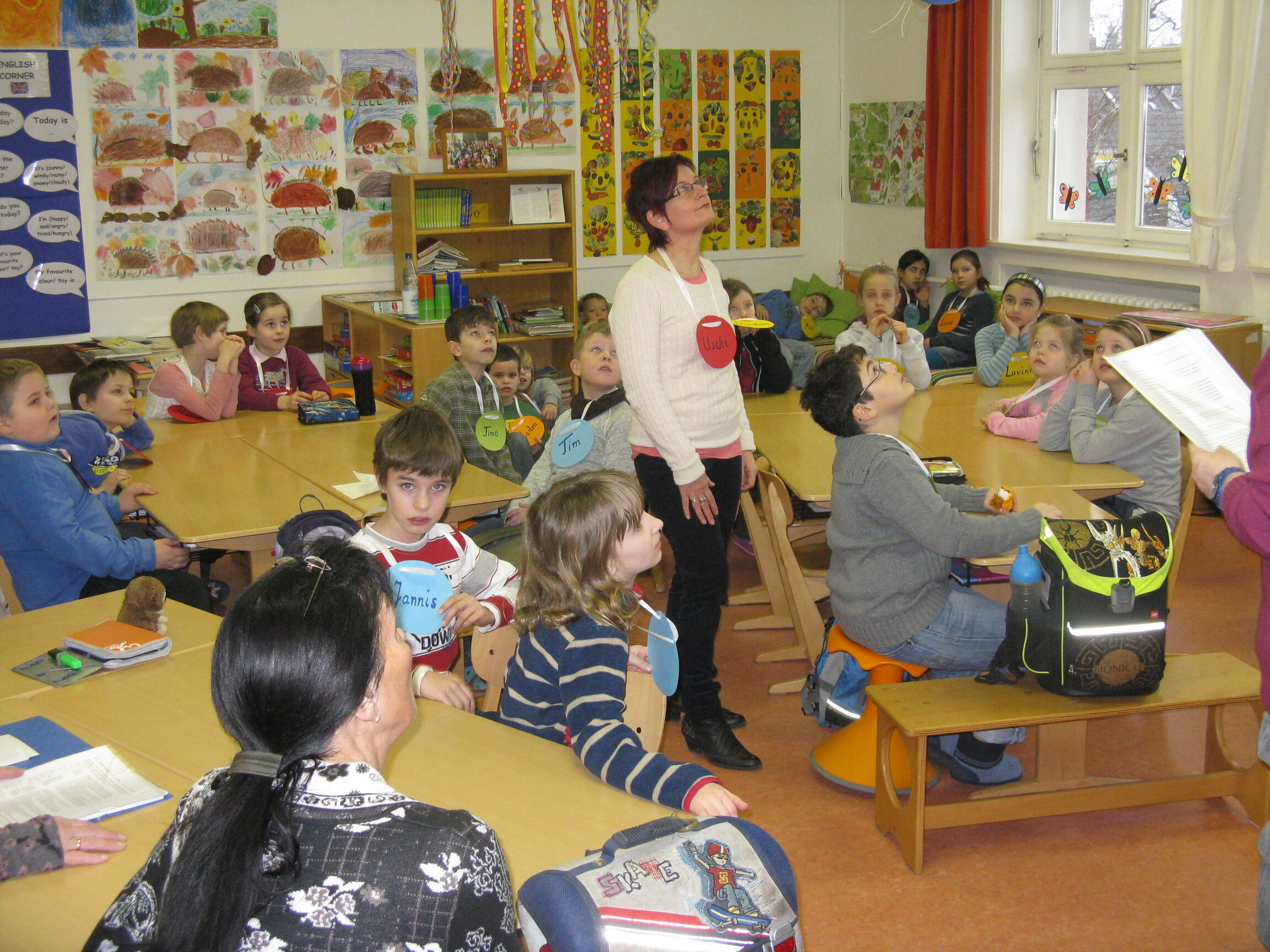 Eine Geschichte wird vorgelesen und symbolisiert.