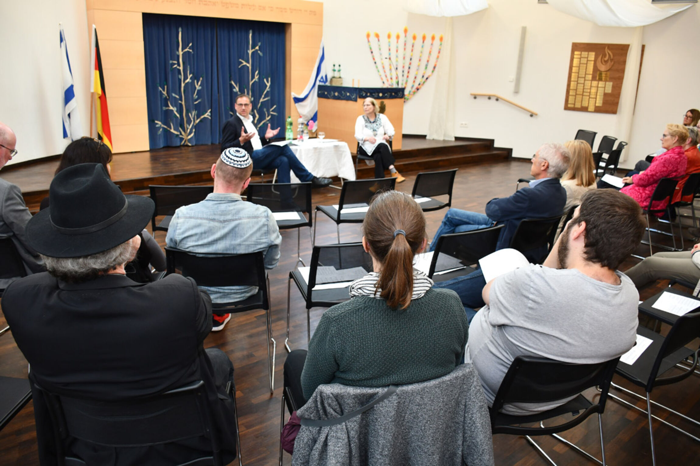 Diskussionsrunde in der Synagoge mit Dr. Vasel und Dr. Offenberg