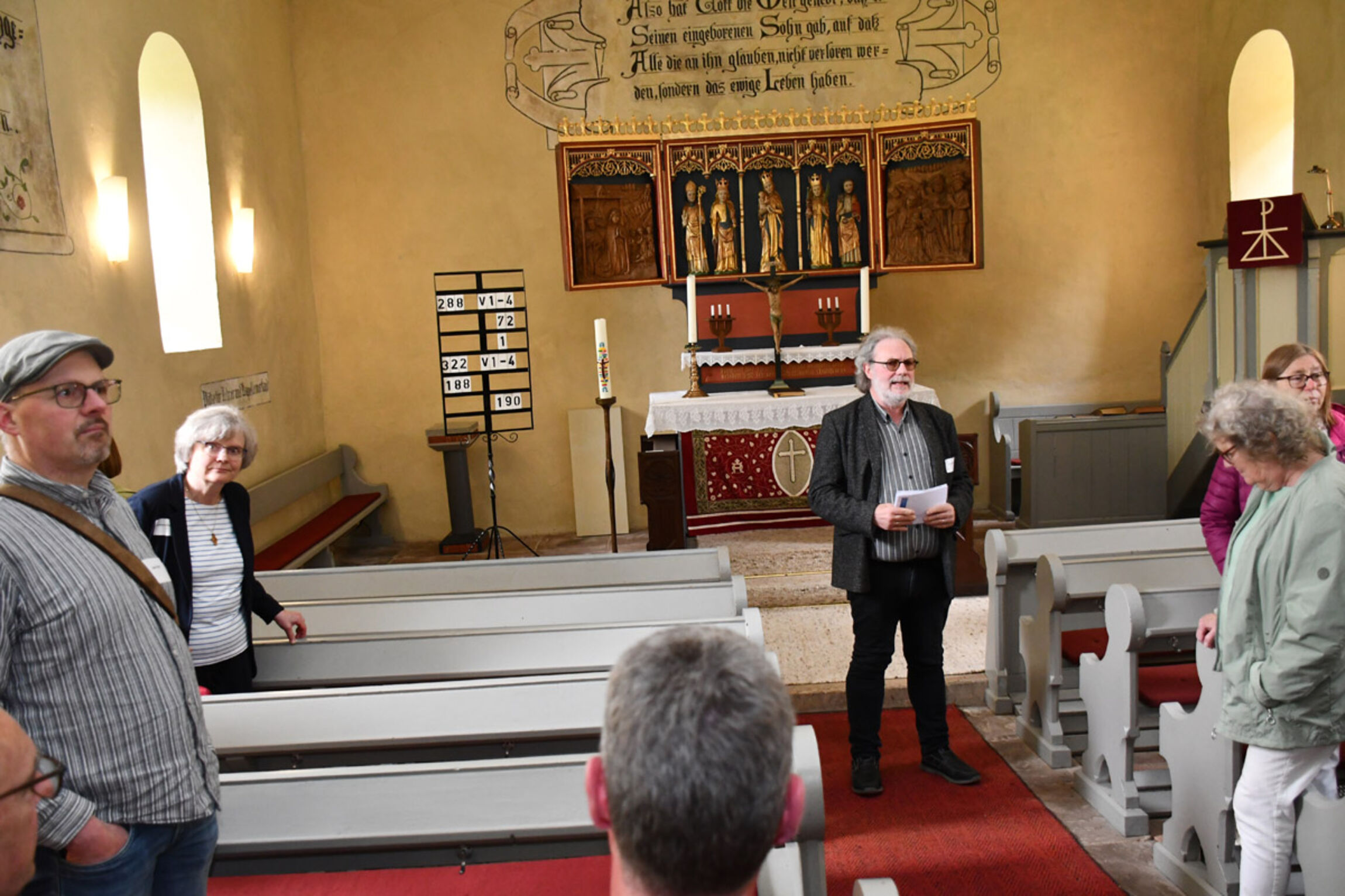 Pastor Vetter stellt die Johanneskapelle in Reher vor