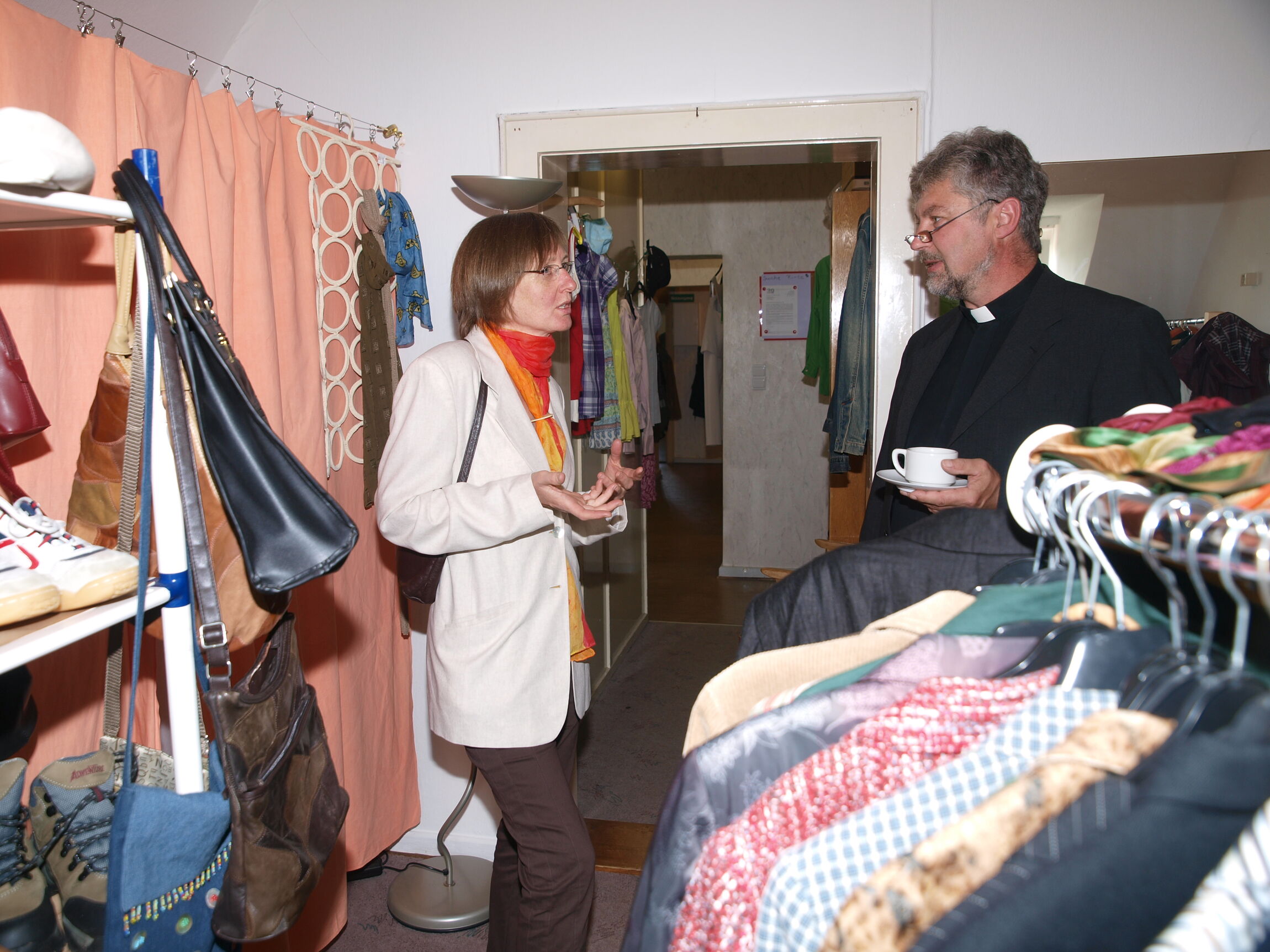 Diakoniepastor_Besichtigung_Kirchenkleiderschrank_20120902-035