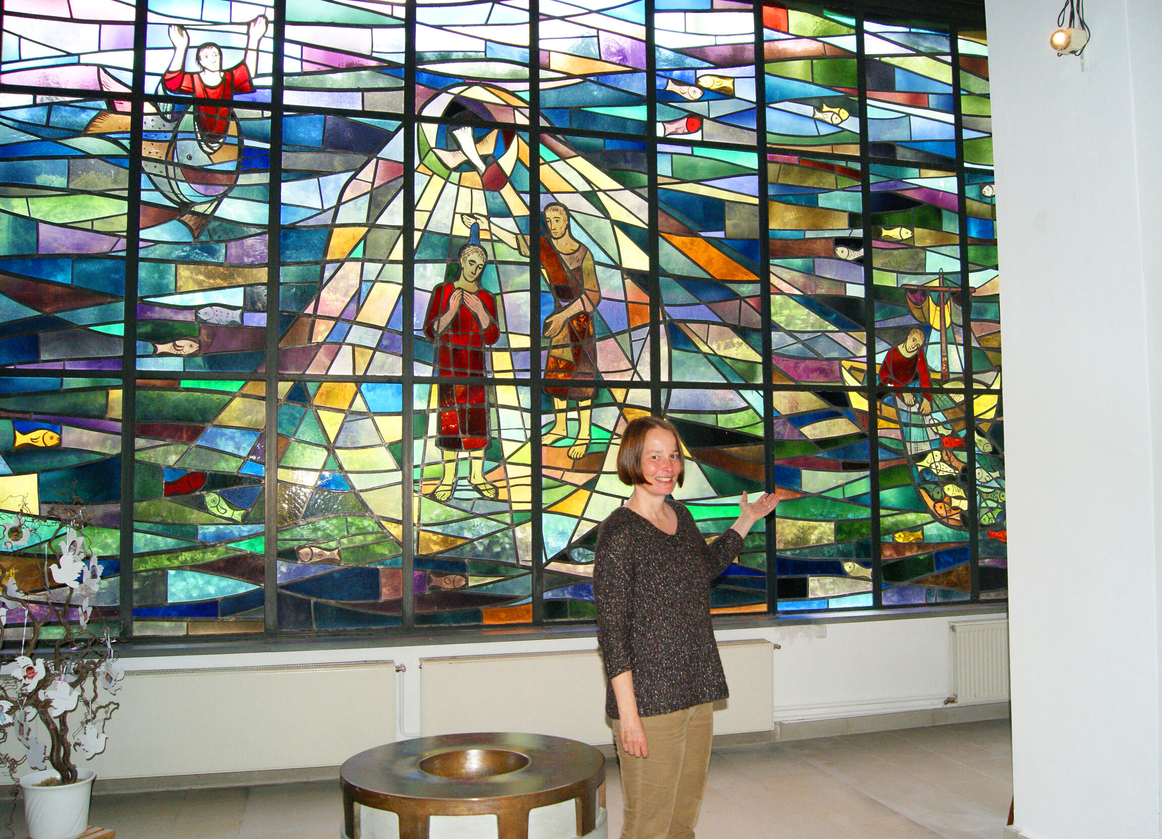 Pastorin Burgk-Lempart vor Glasfenster