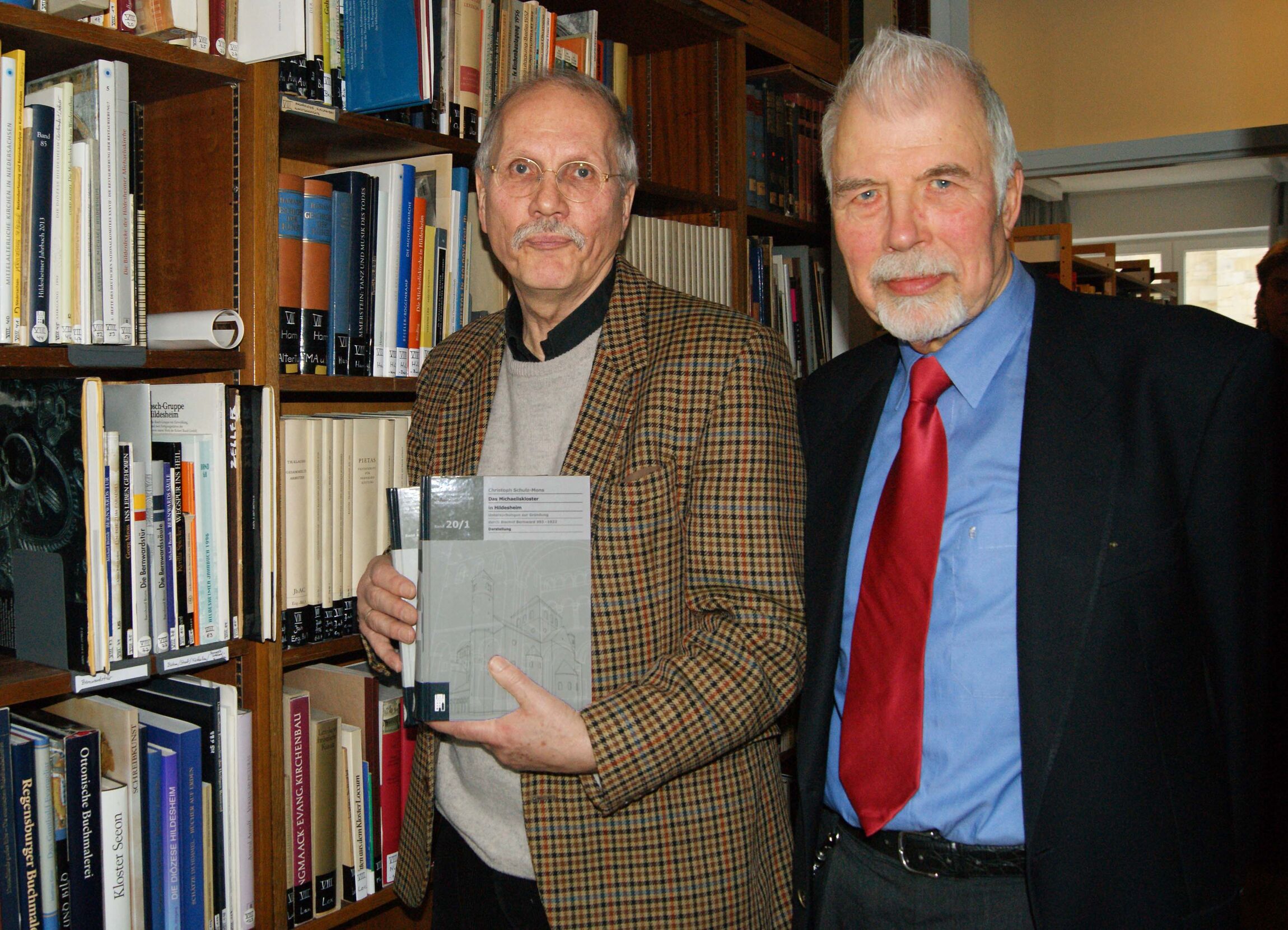 Schulz-Mons und Rengstorf mit Büchern