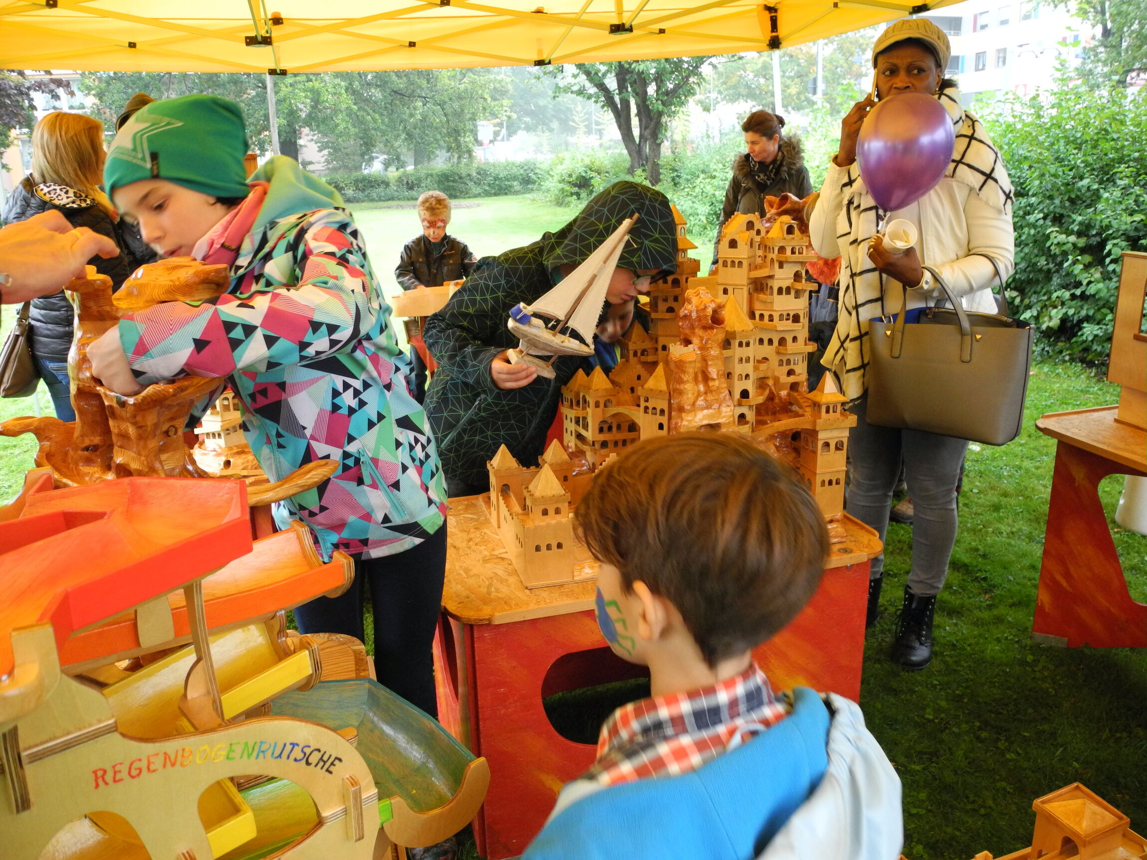 eine murmelbahn im garten von st. thomas
