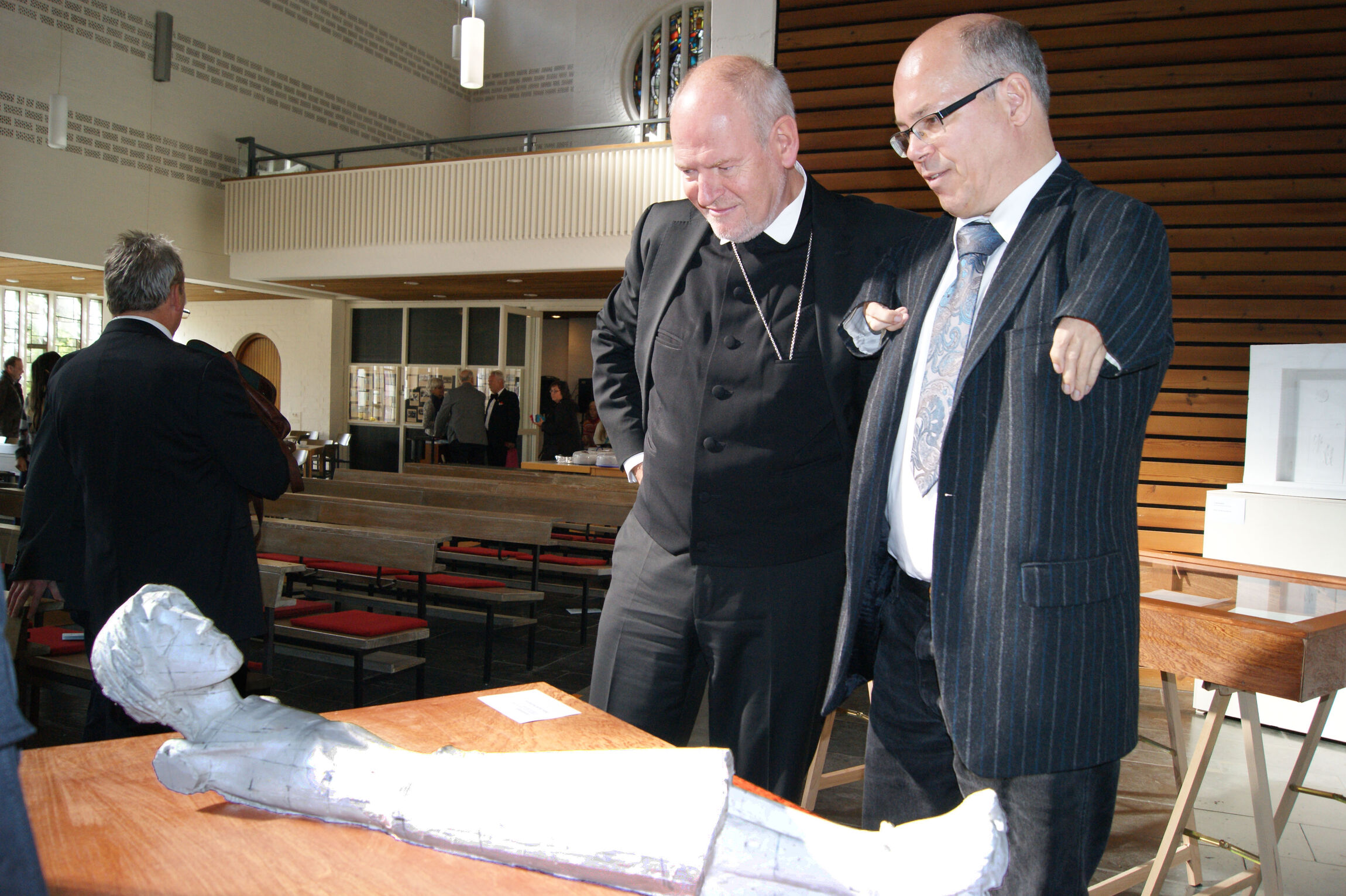 Gorka und Borcholt betrachten Jesusfigur