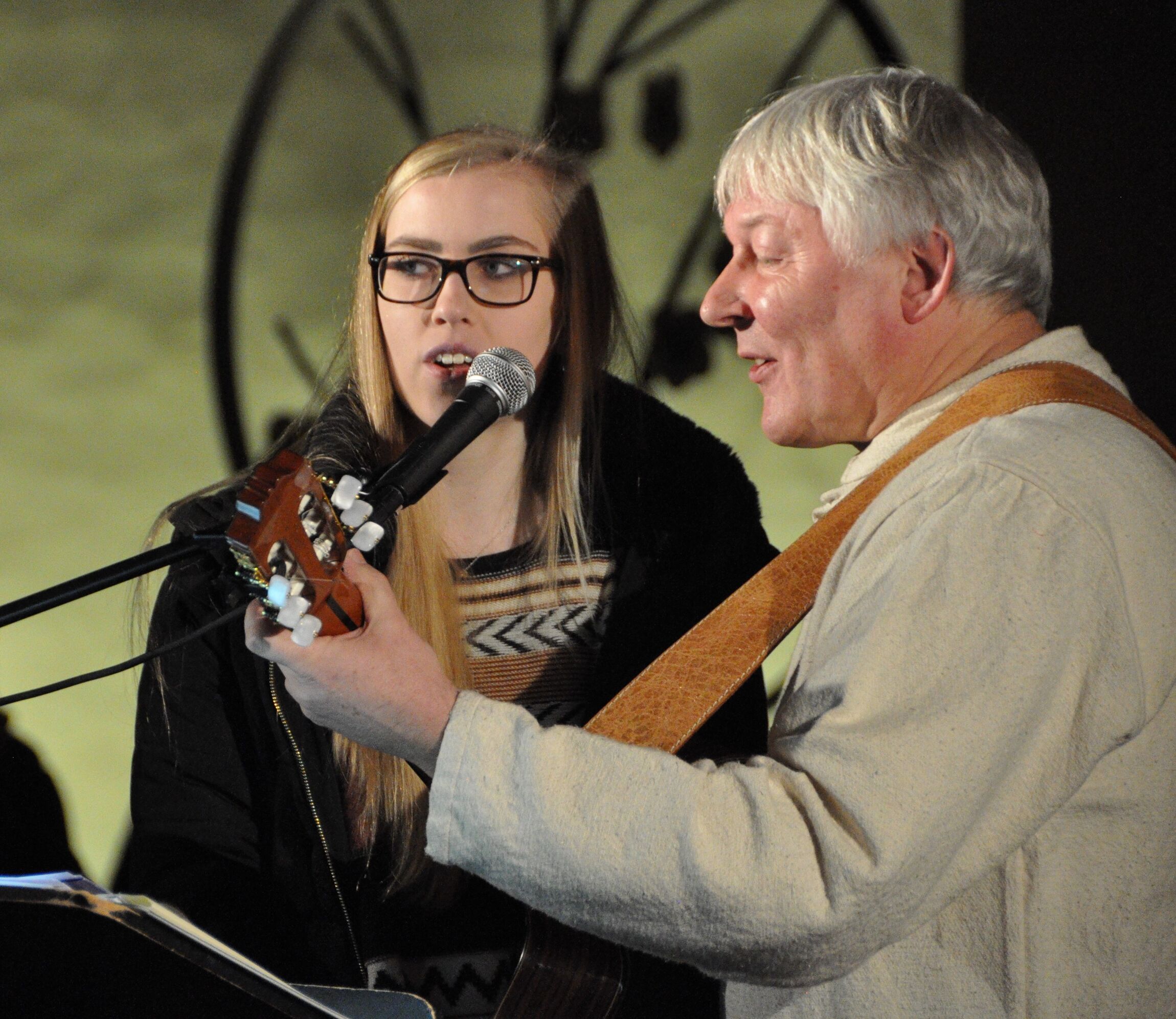 Foto Adventsliedersingen in St. Michaelis, Fritz Baltruweit und Sängerin Pia