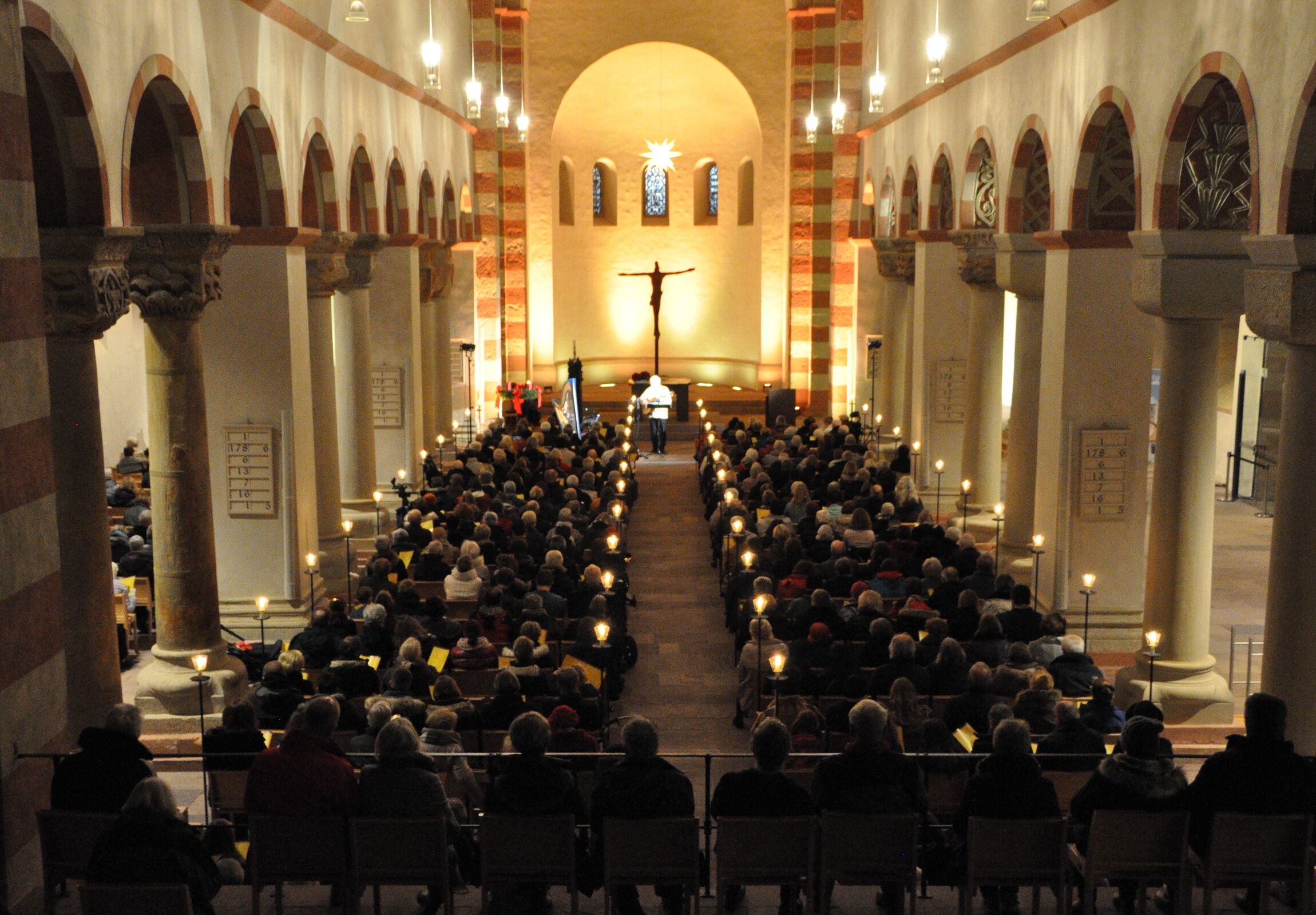 Foto Adventsliedersingen in St. Michaelis, Publikum im Kirchenschiff