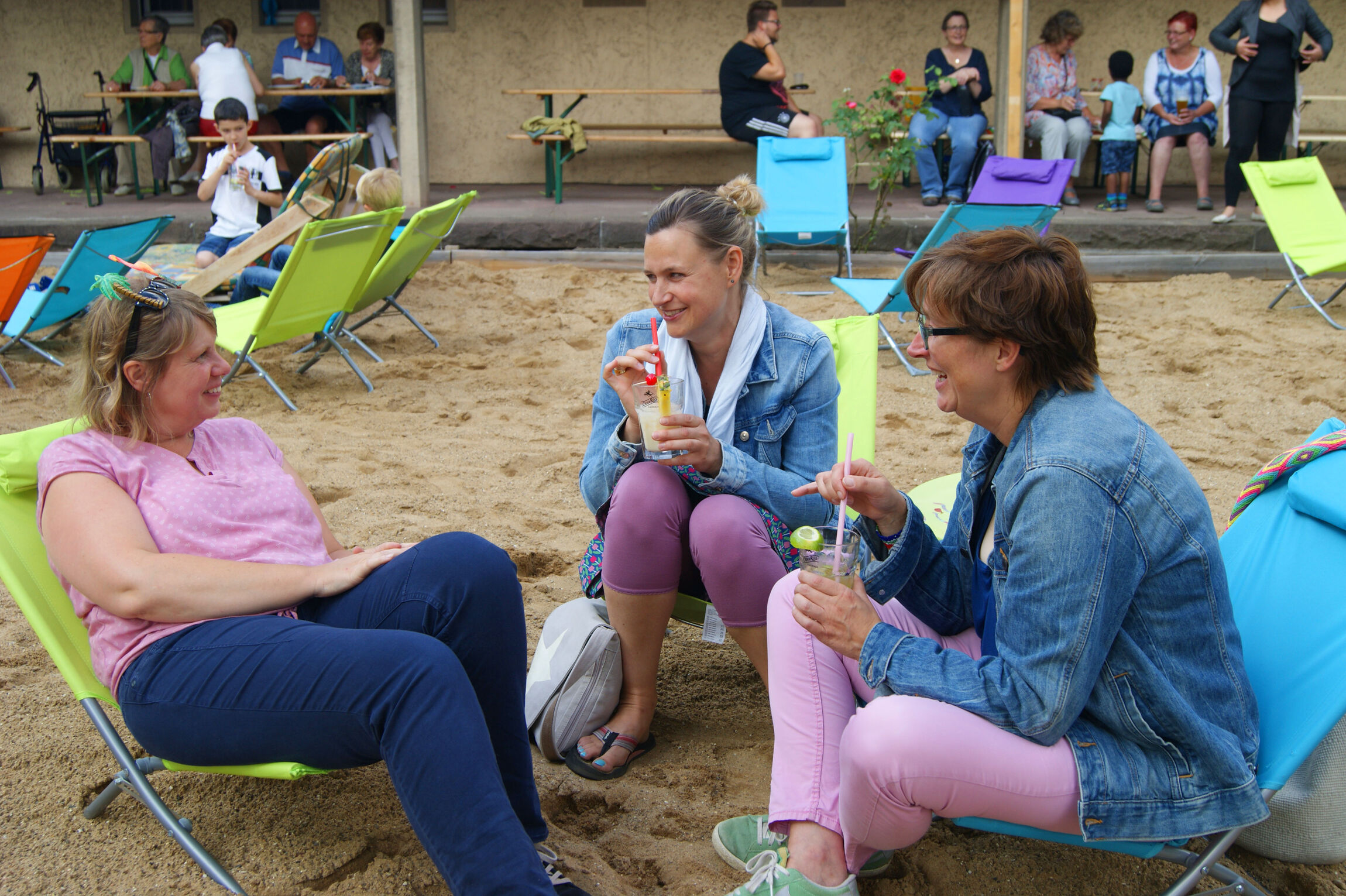 Frauen im Liegestuhl