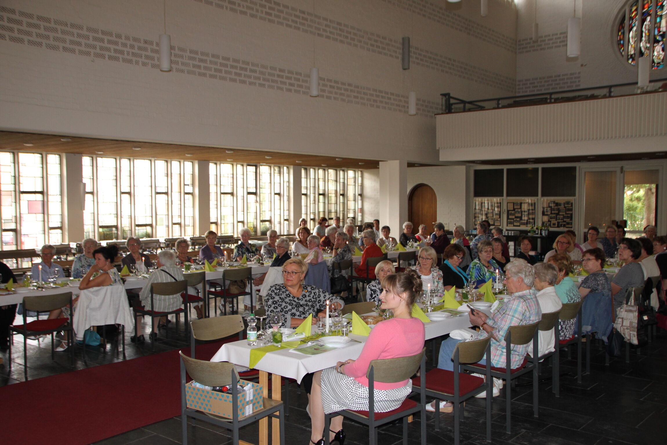 Sarstedt Frauenmahl festliche Tische