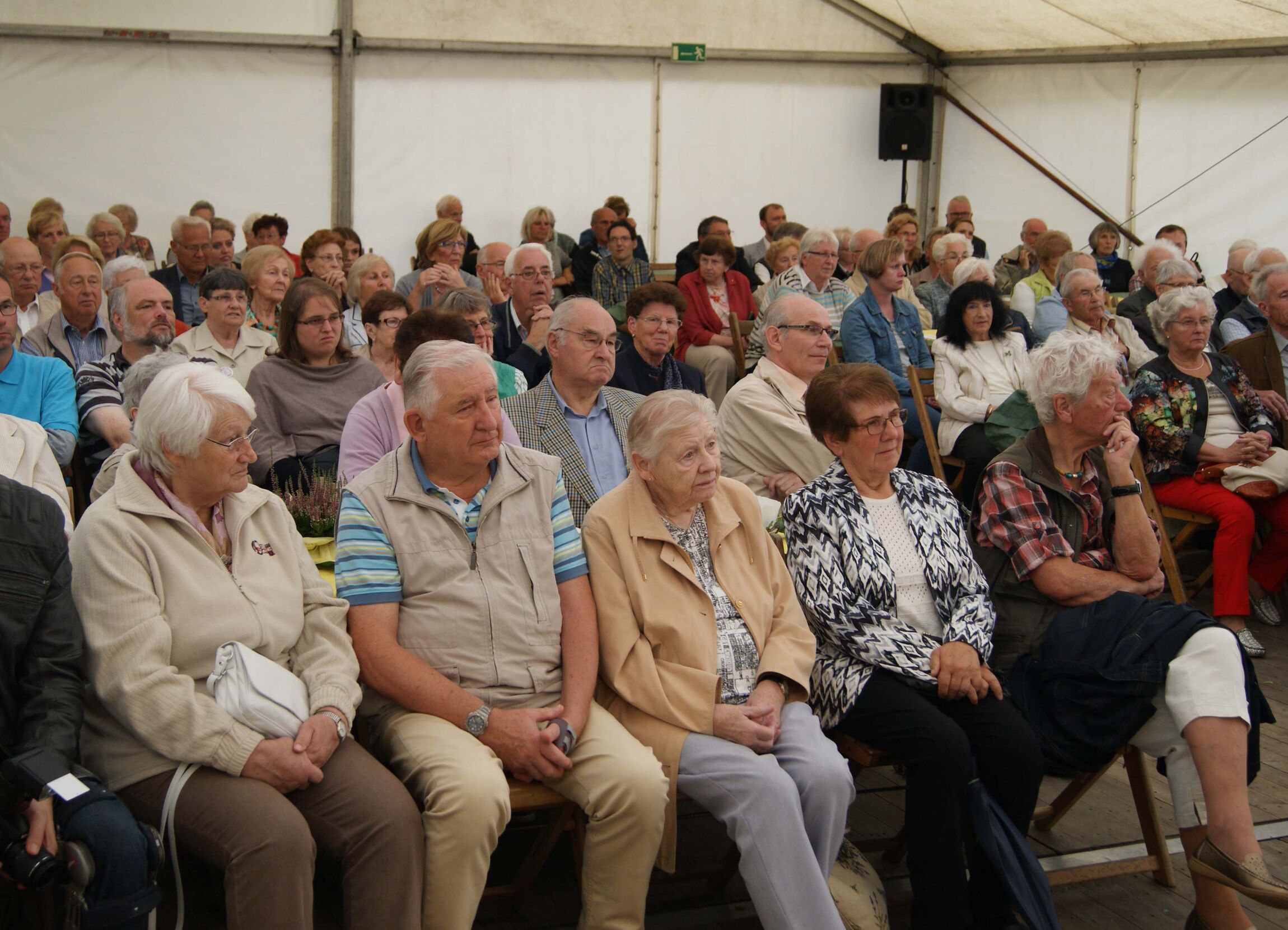 Zuhörer im Festzelt