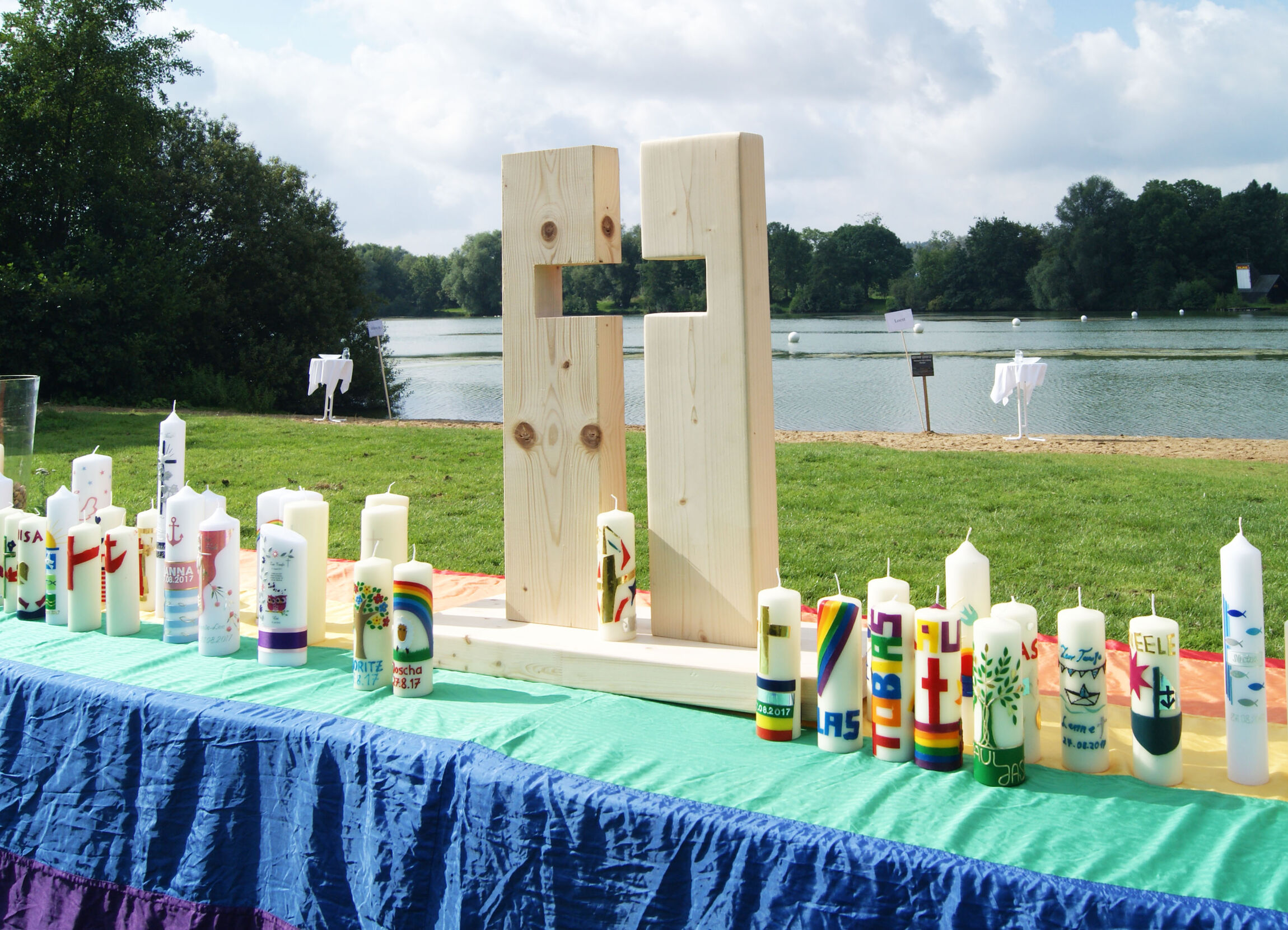 Altar mit Taufkerzen