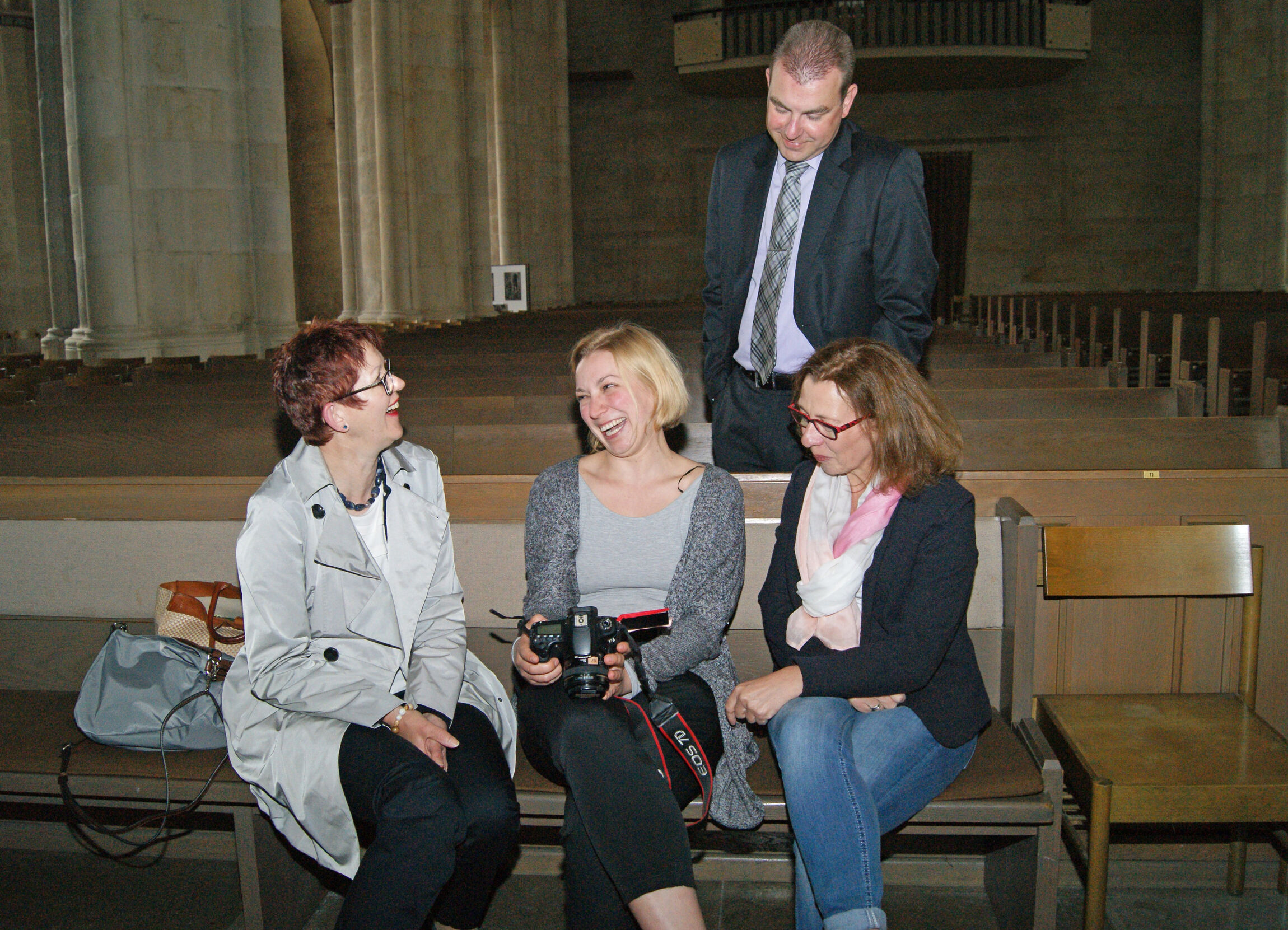 Fotos anschauen zu viert