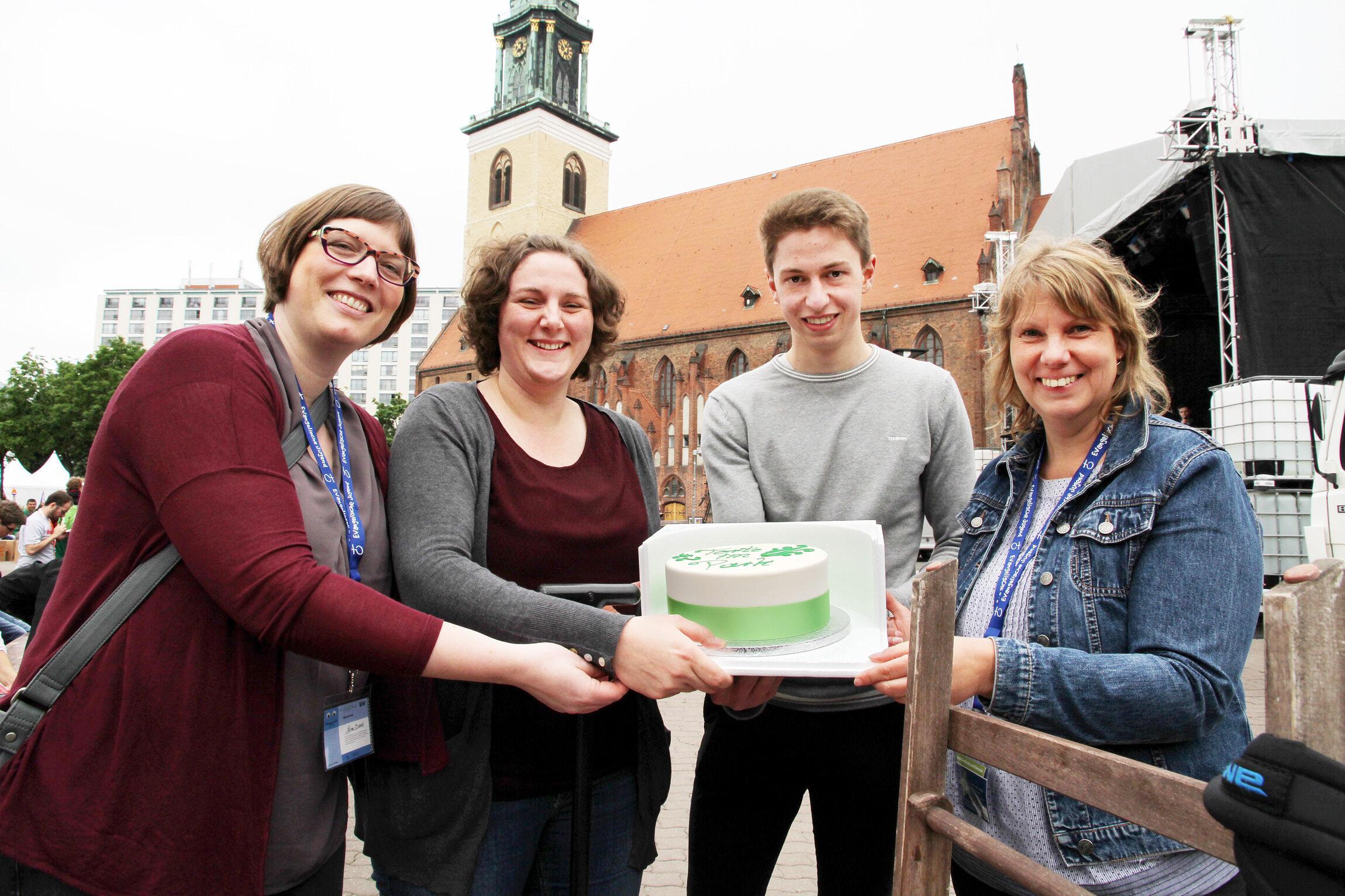 Torte im Park Berlin Team mit Torte