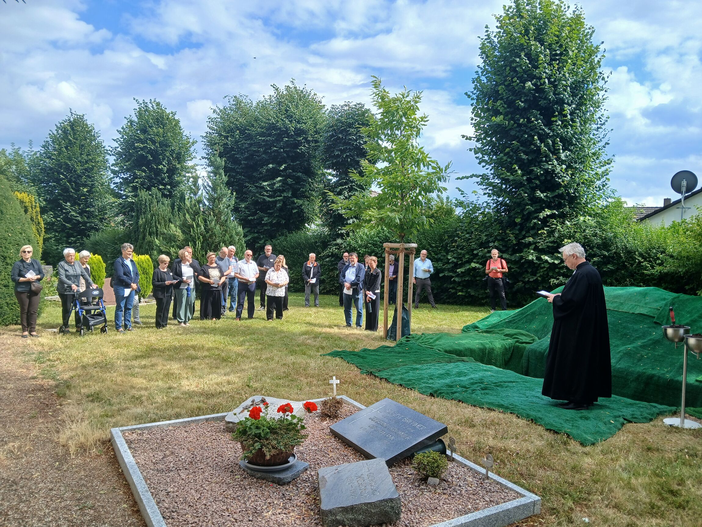 Auf dem Elzer Friedhof gedachten Elzer Bürger:innen zusammen mit Pastor Dr. Jens-Arne Edelmann der vor 200 Jahren vestorbenen Menschen aus Elze. 