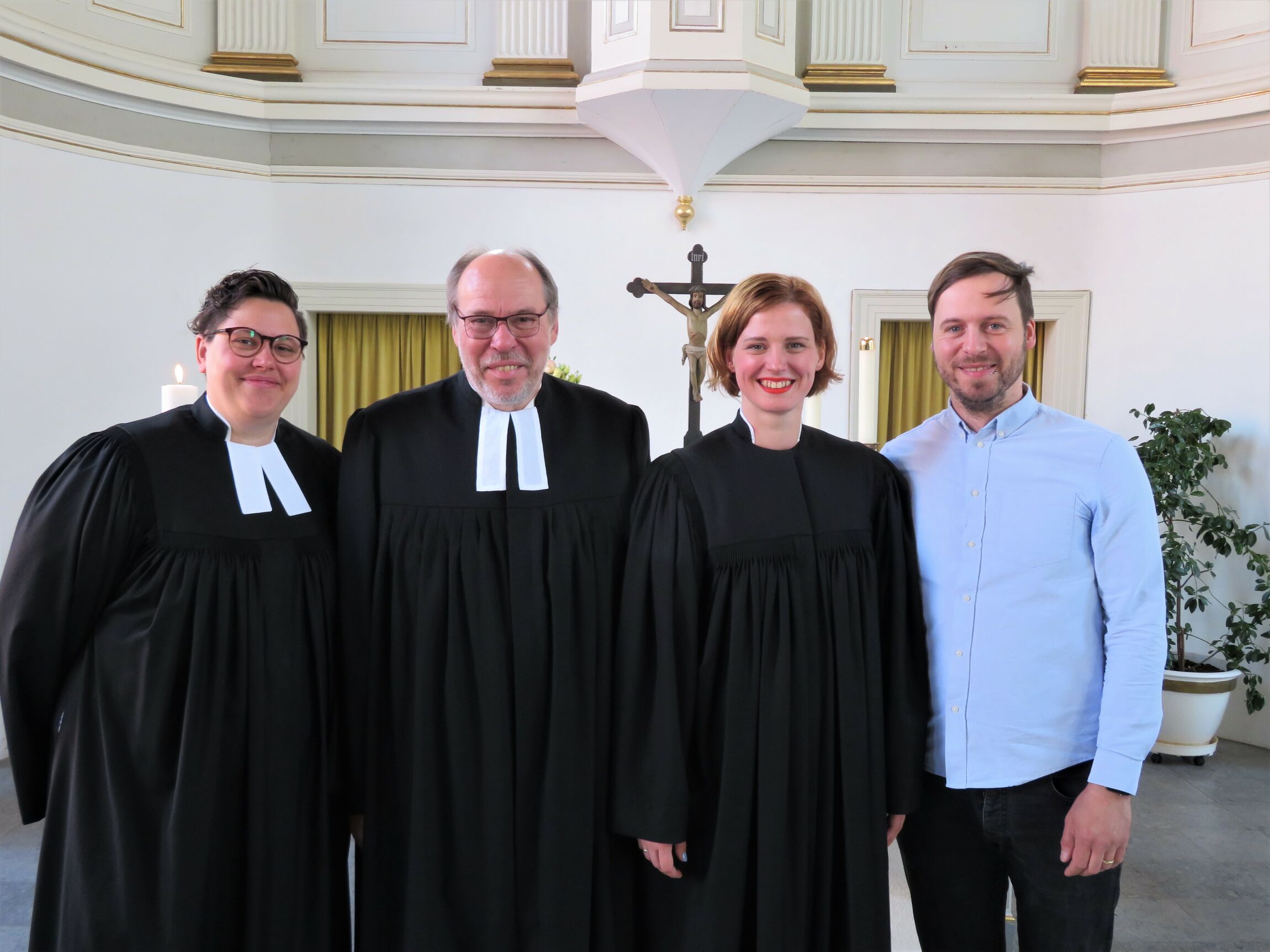 Superintendent Christian Castel hat Ellen Radtke (zweite von rechts) ins Amt als Springerpastorin eingeführt. Dabei assistierten Stefanie Radtke (links) und Jürgen Cyranek. Foto: Peter Rütters