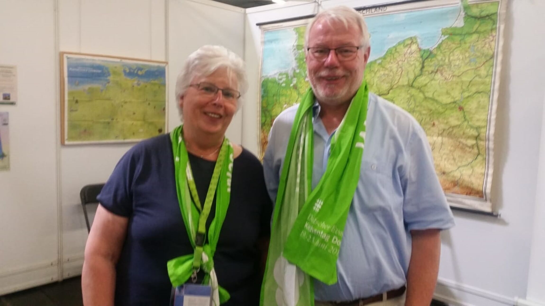 Ursel Menzel un Traugott Wrede an de Plattdüütschstand up Karkendag 2019, Foto: Imke Schwarz