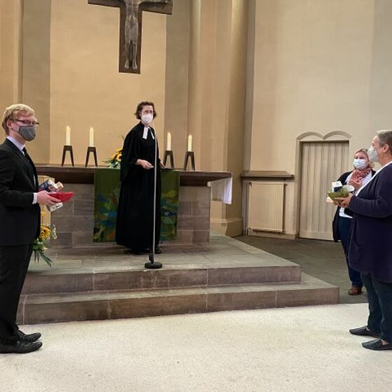 Einfueh Kirchenusiker vor Altar