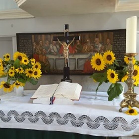 Altar mit Sonnenblumen