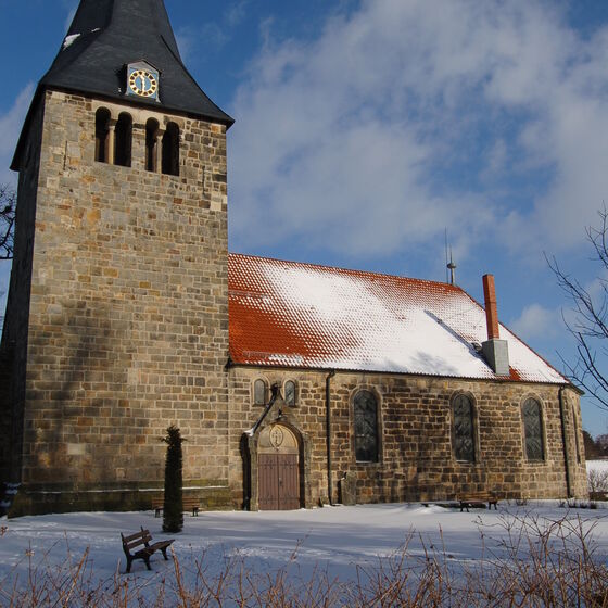 Johanneskirche Völksen im Schnee; Foto: R.Surendorff