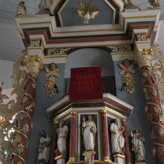 Pfingsten Altar Johanneskirche Völksen; Foto: R.Surendorff