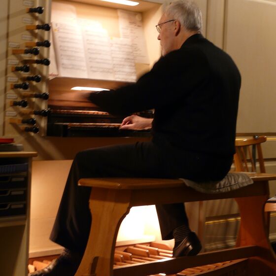 Becker-Foss beim Orgelspielen |  Foto@Hellmold-Ziesenis