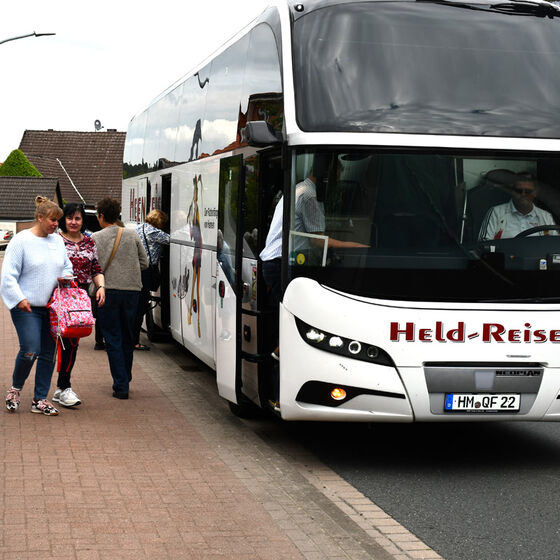 Gang zum Bus in Börry