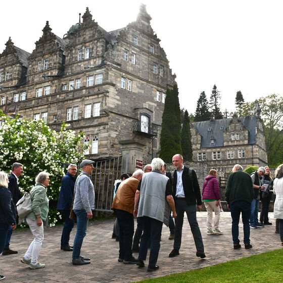Begrüßung vor dem Schloss Hämelschenburg durch Pastor Damköhler