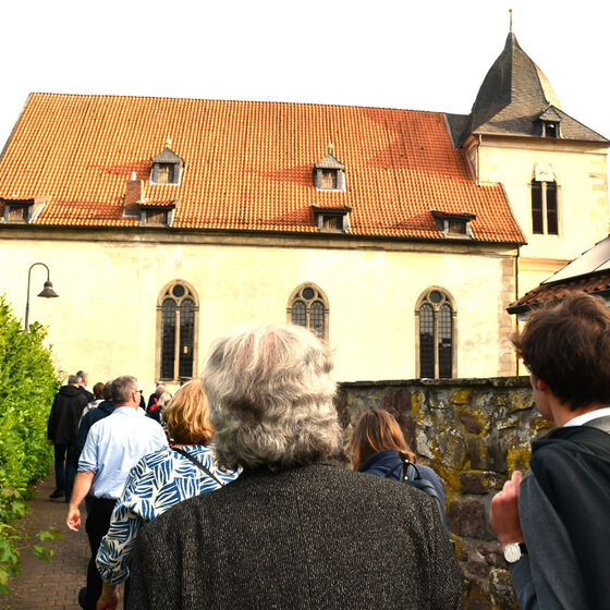  Vor der Kirche in Hastenbeck