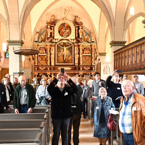  Im Kirchenschiff mit Blick auf die Orgel in der Kirche in Hastenbeck 