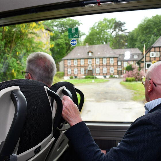 Blick aus dem Bus auf den Gutspark von Gut Posteholz