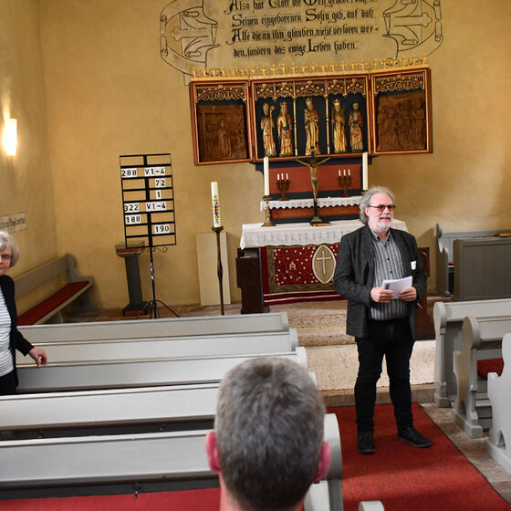 Pastor Vetter stellt die Johanneskapelle in Reher vor