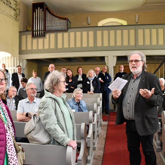 Pastor Vetter stellt die Johanneskapelle in Reher vor