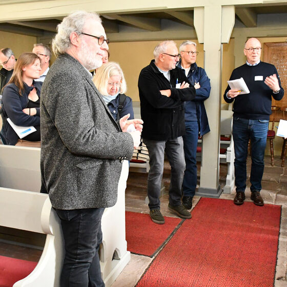 Pastor Vetter stellt die Johanneskapelle in Reher vor