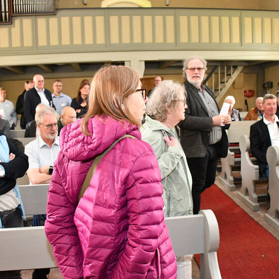 Pastor Vetter stellt die Johanneskapelle in Reher vor