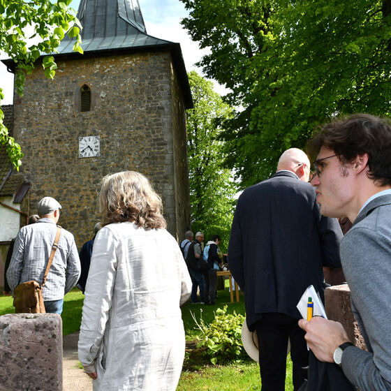 Auf dem Weg in die Paulus-Kirche Neersen