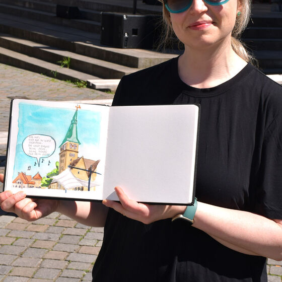 Künstlerin Annabel Herget mit Zeichnung - Steh auf hab Mut
