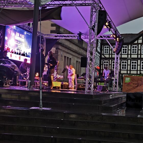 Die letzten Töne, bevor der Sturm die Veranstaltung in die Marktkirche ziehen lässt.