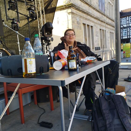 Die Nachtwache der ev. Jugend hält auf der Bühne die Stellung