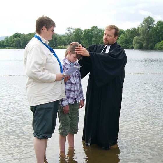 Detlef Albrecht tauft Ariane Krause, 11 Jahre