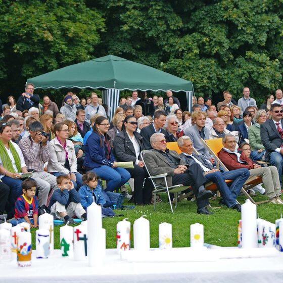Taufkerzen und Gemeinde