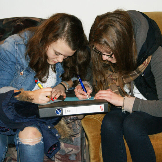 trainees Ellena Esmann und Lena Klein